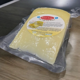 Tam Yağlı Eski Kaşar Koyun, Keçi ve İnek Sütünden Üretilmiştir.